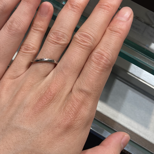 【アイプリモ(I-PRIMO)の口コミ】 【指輪のデザイン】
両端が光沢のあるデザインで真ん中に溝があって両端か…