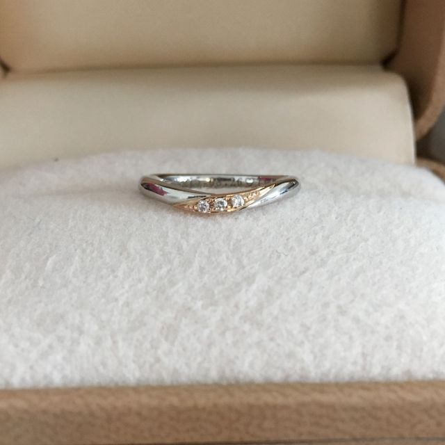 【AMOUR AMULET(アムール・アミュレット)の口コミ】 シンプルだけど、ゴールドも入っておりすごく綺麗だったので。指輪が真っ…