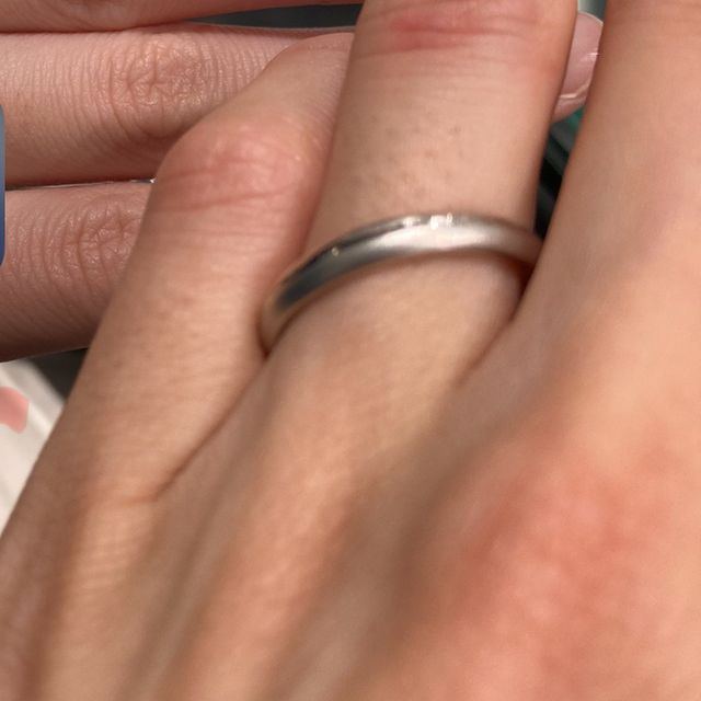 【ラザール ダイヤモンド(LAZARE DIAMOND)の口コミ】 【デザイン・価格】
一般王道のストレートデザインですが半分はマット素材…