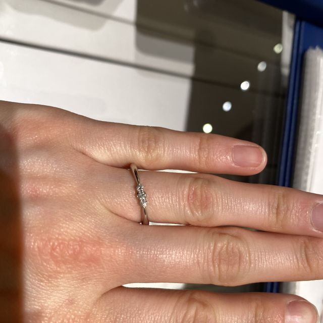 【銀座ダイヤモンドシライシの口コミ】 指輪のデザインが可愛くて一目惚れしました。
3つのダイヤモンドがとても…