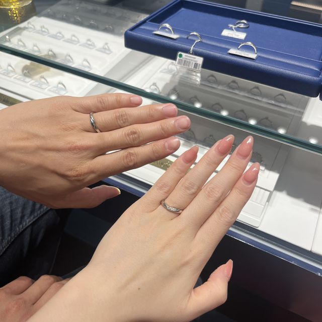 【銀座ダイヤモンドシライシの口コミ】 ウェーブ、リング太め、装飾ありでさがしていました。
女性用のデザインは…