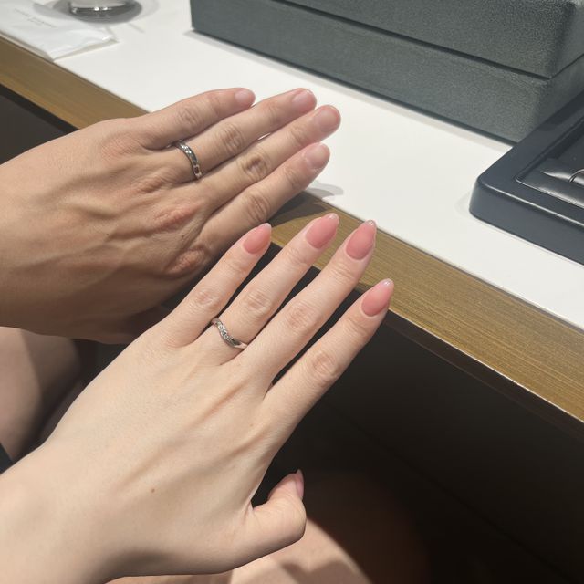 【ラザール ダイヤモンド(LAZARE DIAMOND)の口コミ】 他ではあまり見ない太めのリングが重厚感があり素敵だした。かなりウェー…