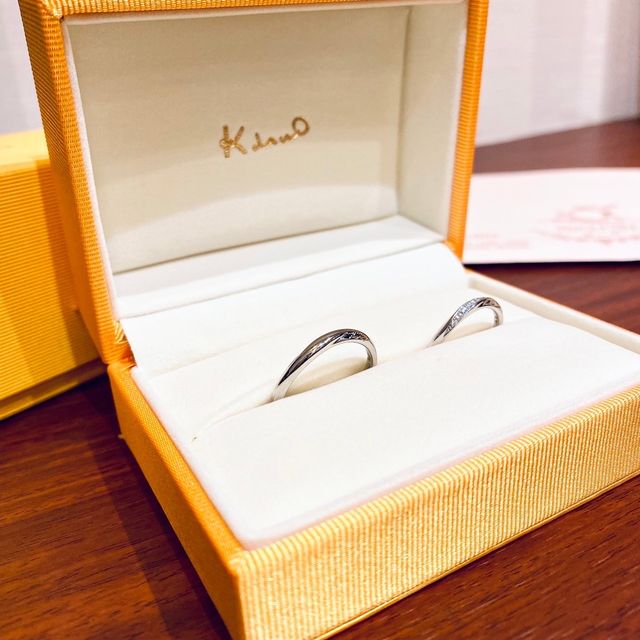【ケイウノ ブライダル(K.UNO BRIDAL)の口コミ】 既製品からセミオーダーできるところがおすすめです。
外側と内側に刻印を…