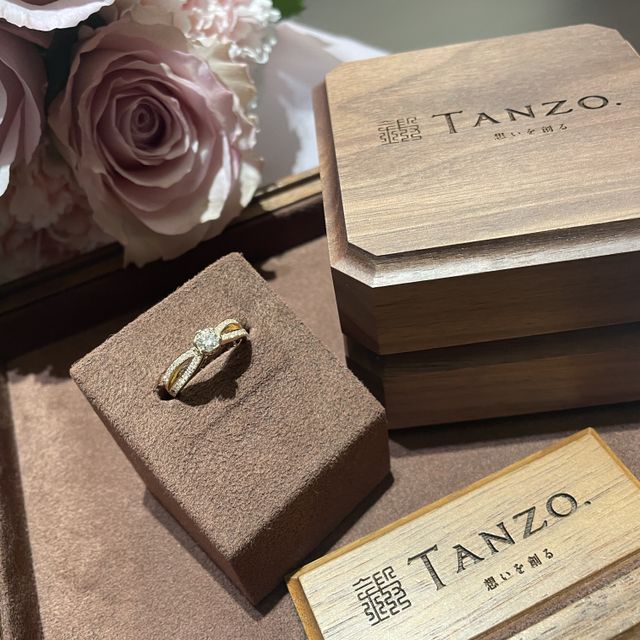 【TANZO.(鍛造指輪)の口コミ】 自分の好きをめいいっぱい詰め込んでもらいました。
中央はお花の形にして…