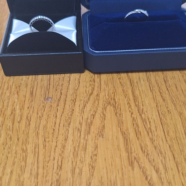 【銀座ダイヤモンドシライシの口コミ】 婚約指輪は表面上にダイヤモンドが並んで埋め込まれているので華やかな感…