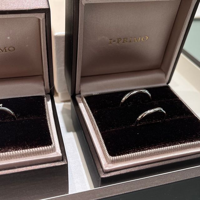 【アイプリモ(I-PRIMO)の口コミ】 結婚指輪はシンプルだけどひねりが少しあるため光に当たった時に綺麗に見…