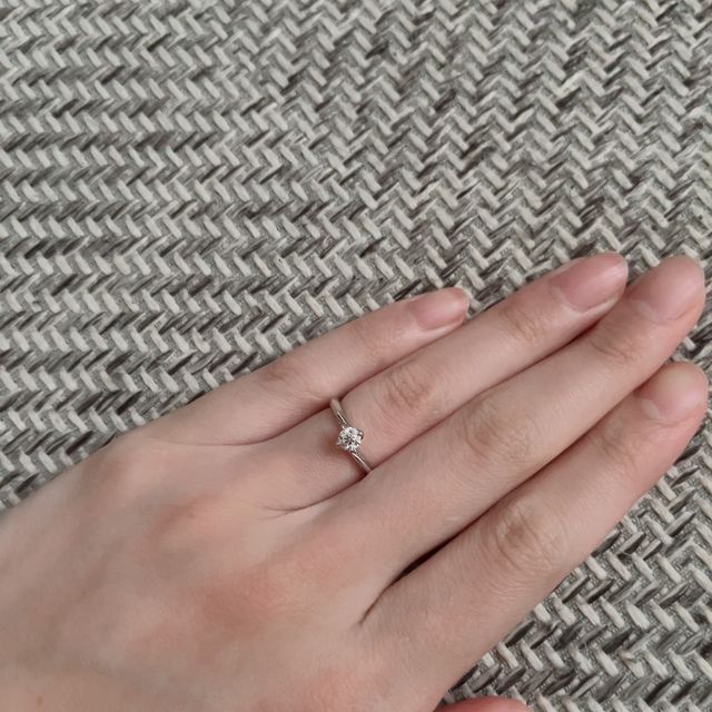 【銀座ダイヤモンドシライシの口コミ】 付けた時の高さも良くてどんなお洋服にも合い、とても素敵です。価格も気…