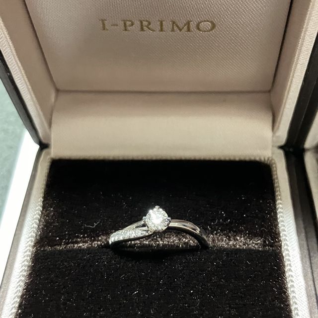 【アイプリモ(I-PRIMO)の口コミ】 婚約指輪は中央のダイヤモンドがとても綺麗にみえます。結婚指輪は2wayで…