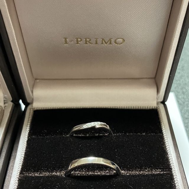【アイプリモ(I-PRIMO)の口コミ】 婚約指輪は中央のダイヤモンドがとても綺麗にみえます。結婚指輪は2wayで…