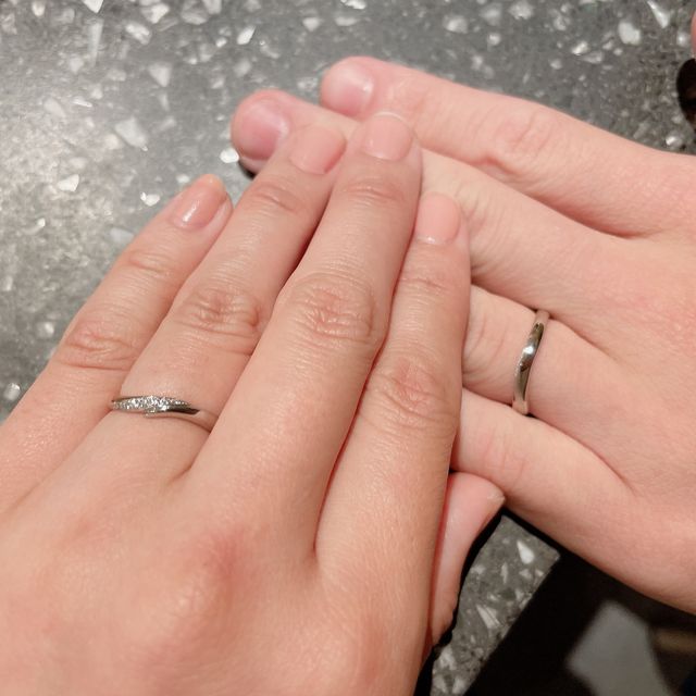 【アイプリモ(I-PRIMO)の口コミ】 とにかくデザインがかわいい！明るいところで見ると、シルバーぽいけど、…