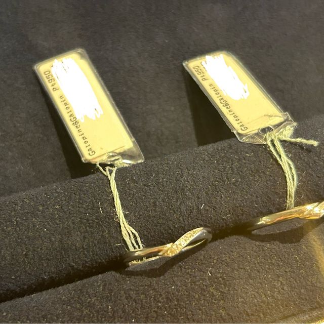 【Galopine & Galopin(ガロピーネガロパン)の口コミ】 V字のラインが指を細く、長く見せてくれるのがいいと思いました。太さも、…