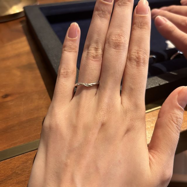 【Galopine & Galopin(ガロピーネガロパン)の口コミ】 V字のラインが指を細く、長く見せてくれるのがいいと思いました。太さも、…