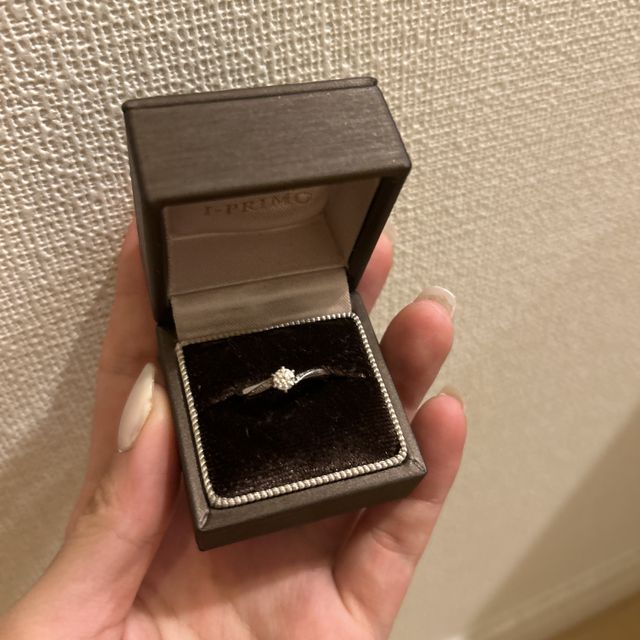【アイプリモ(I-PRIMO)の口コミ】 結婚指輪とは違い、婚約指輪らしいキラキラ感や
少し可愛らしさも兼ね揃え…