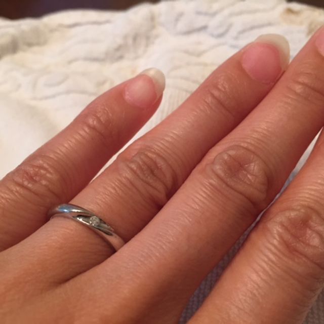【アイプリモ(I-PRIMO)の口コミ】 指輪の中央に小さめダイヤモンドが一粒あり、余計な装飾を施していないシ…