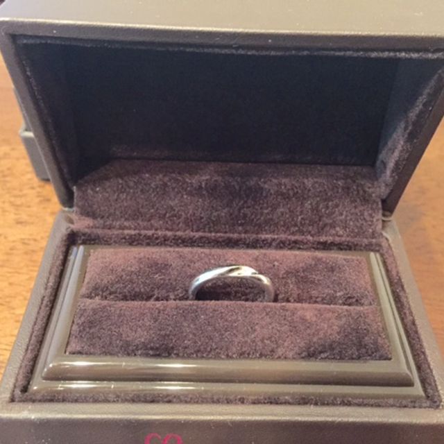 【アイプリモ(I-PRIMO)の口コミ】 指輪の中央に小さめダイヤモンドが一粒あり、余計な装飾を施していないシ…