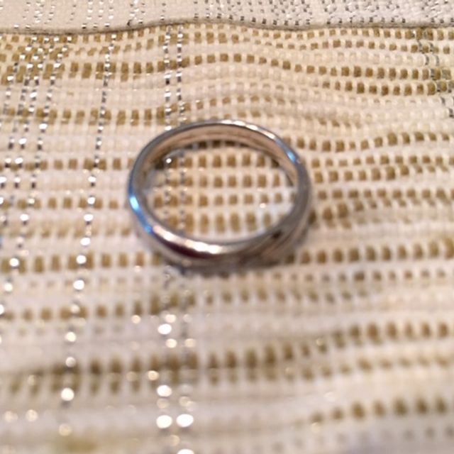 【アイプリモ(I-PRIMO)の口コミ】 指輪の中央に小さめダイヤモンドが一粒あり、余計な装飾を施していないシ…