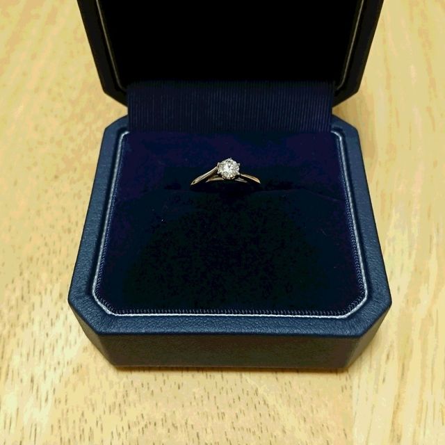 【銀座ダイヤモンドシライシの口コミ】 指輪を嵌めた時、一番しっくりと指に馴染んだリングを選びました。
また、…