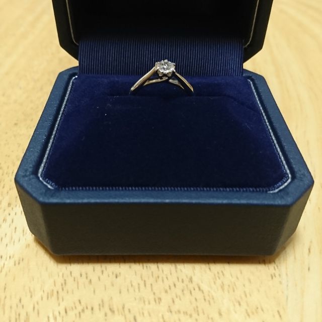 【銀座ダイヤモンドシライシの口コミ】 指輪を嵌めた時、一番しっくりと指に馴染んだリングを選びました。
また、…