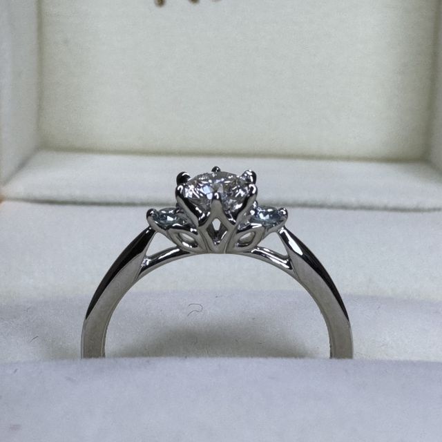 【ケイウノ ブライダル(K.UNO BRIDAL)の口コミ】 真ん中のダイヤモンドと水色ダイヤモンドがとても合う。
重ね付けした時も…