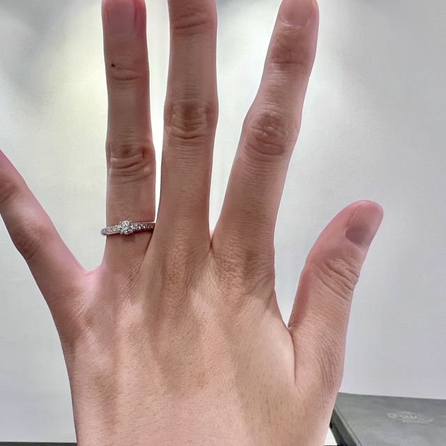 【エクセルコダイヤモンド(EXELCO DIAMOND)の口コミ】 目を引くようなゴージャス感に惹かれました。好みが分かれる指輪ですが、…