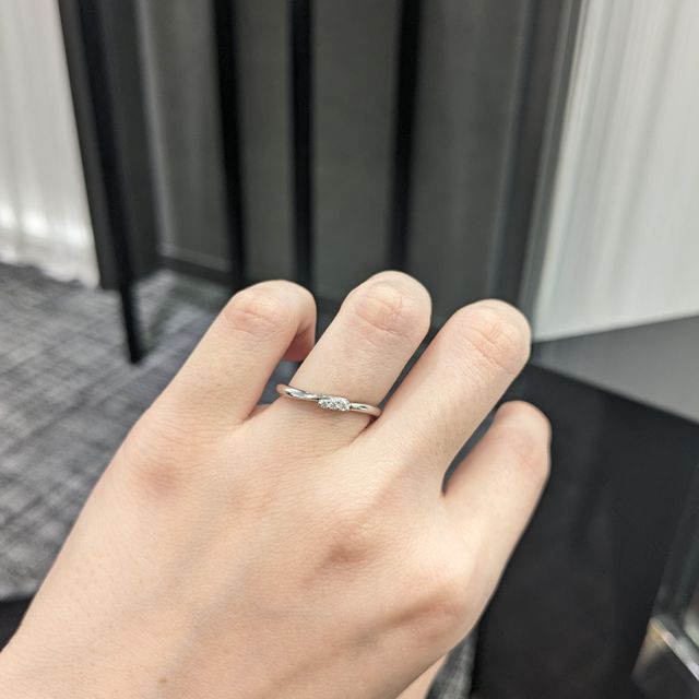 【ラザール ダイヤモンド(LAZARE DIAMOND)の口コミ】 少しウェーブな形で指にフィットするデザインです。指が綺麗に見える気が…