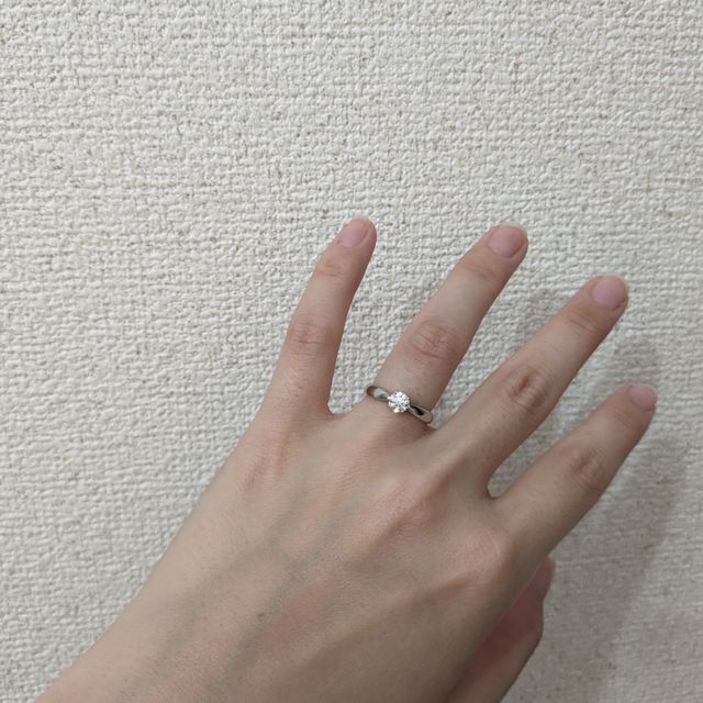 【ティファニー(Tiffany & Co.)の口コミ】 指輪の真ん中がくびれていてリボンのような形で可愛いです。真ん中にダイ…