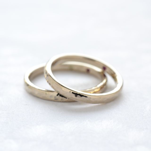 【湘南彫金工房 andfuseの口コミ】 オリジナルデザインの『minamo』は、槌目より打面が細かいため、光の反射…