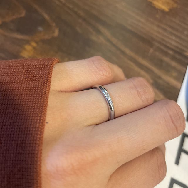 【銀座ダイヤモンドシライシの口コミ】 女性用の指輪は三つのダイヤが入っており、シンプルですがキラキラしてお…