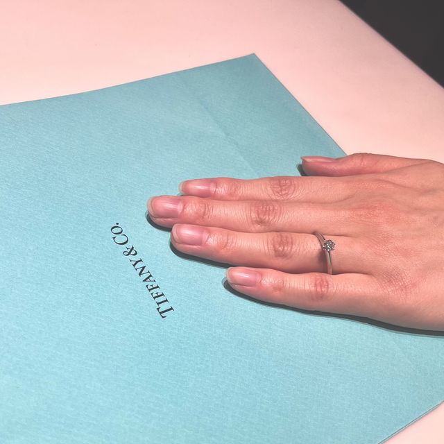 【ティファニー(Tiffany & Co.)の口コミ】 ティファニーセッティングの婚約指輪らしいデザインです。
私は婚約指輪は…