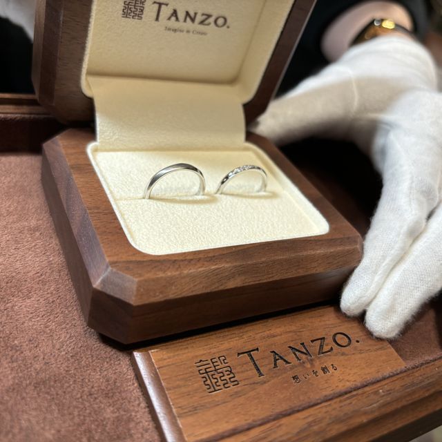 【TANZO.(鍛造指輪)の口コミ】 入籍指輪は、曲線などはなくシンプルですが、冠婚葬祭にも用いることがで…