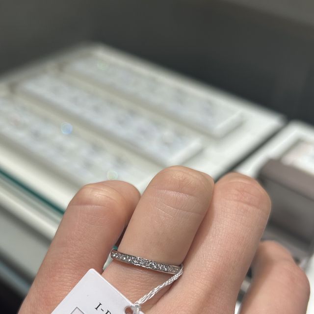 【アイプリモ(I-PRIMO)の口コミ】 価格と希望デザインを伝えて、見せていただいたものです。ぐるっとダイヤ…