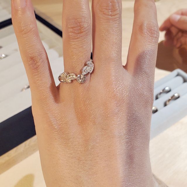 【ith(イズ)の口コミ】 ボタニカルな葉のモチーフがとても可愛く、他とかぶることのないデザイン…