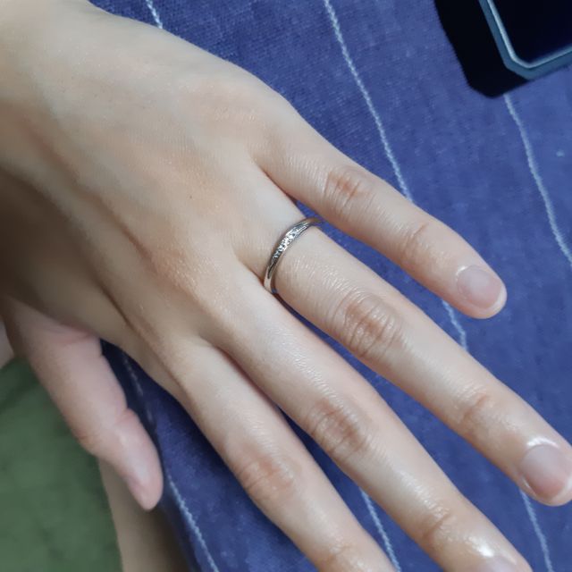 【銀座ダイヤモンドシライシの口コミ】 斜めに入っているラインが指をキレイに見せてくれます。キラキラとダイヤ…