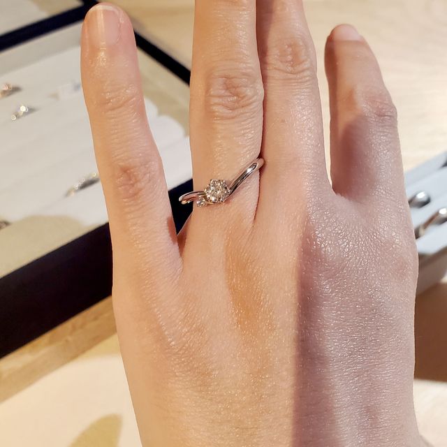 【ith(イズ)の口コミ】 リングの形状がウェーブしていてエレガントな印象の指輪。
メインのダイヤ…