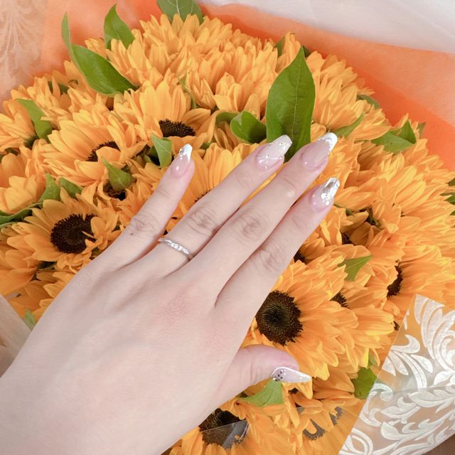 【銀座ダイヤモンドシライシの口コミ】 デザインが豊富で自分に合ったものが見つかった
実際に色んな指輪をはめて…