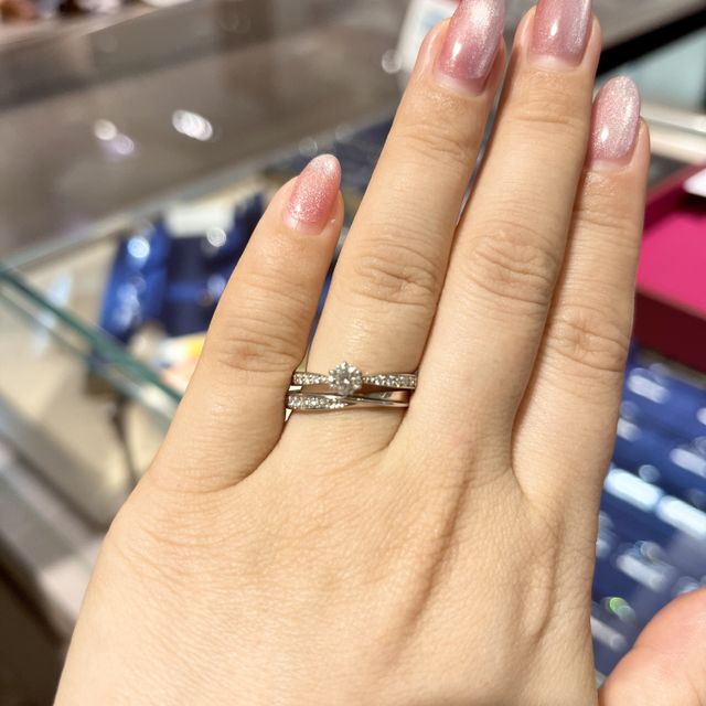 【ROYAL ASSCHER(ロイヤル・アッシャー)の口コミ】 webで見て気になっていたので実際に見に行きました。
中央に捻りがあるの…