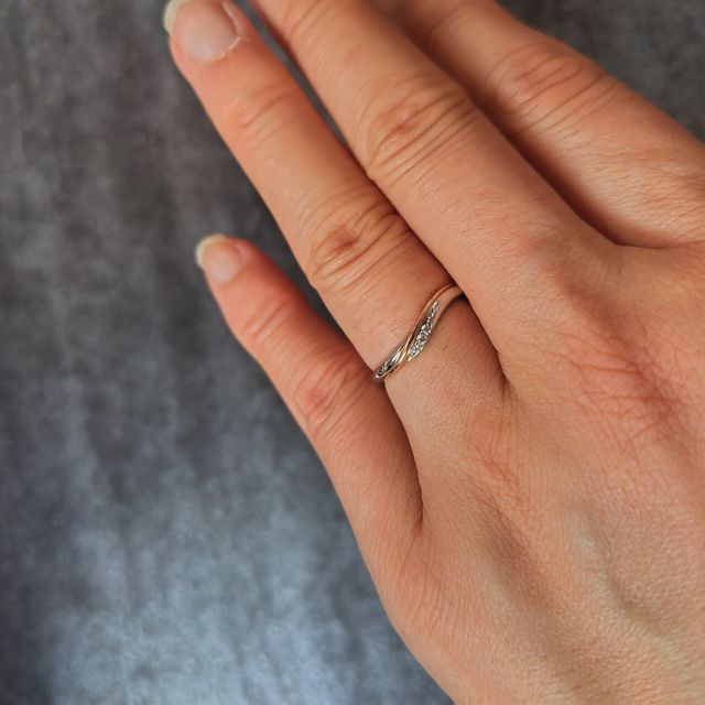 【ケイウノ ブライダル(K.UNO BRIDAL)の口コミ】 ひねりのラインがある指輪を探していたのですが、こちらのデザインが一番…