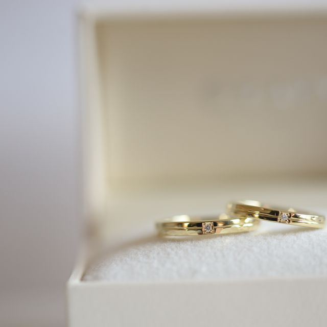 【CRAFY(クラフィ)の口コミ】 2人で上下別々で槌目を掘り、裏側に妻から夫へ、夫から妻へをそれぞれ刻ん…