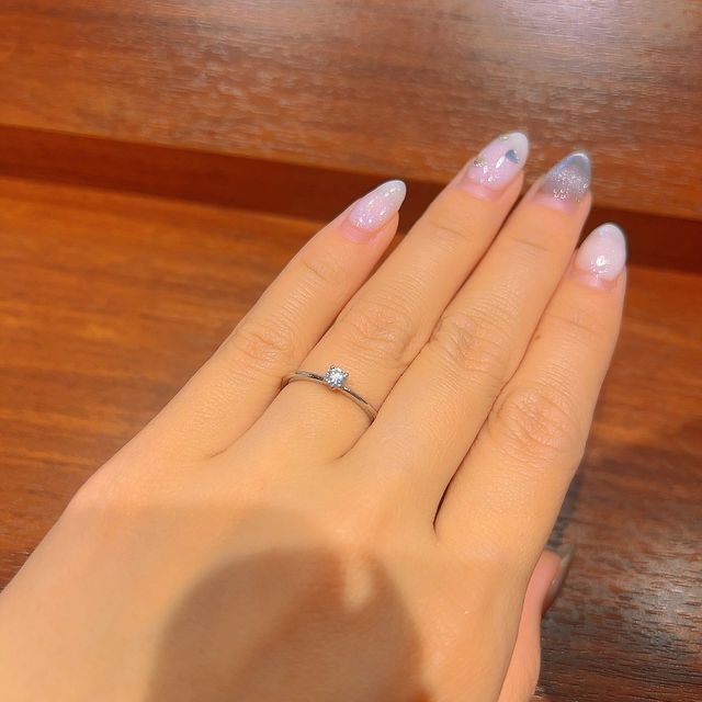 【ティファニー(Tiffany & Co.)の口コミ】 ティファニーの婚約指輪です。
彼が１人で選んできてくれたものなので私自…