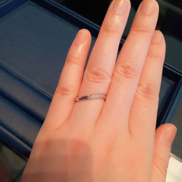 【銀座ダイヤモンドシライシの口コミ】 真っ直ぐなリングよりもウェーブが入っているので、そこがオシャレポイン…