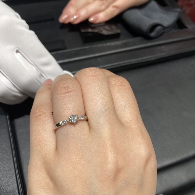 【ラザール ダイヤモンド(LAZARE DIAMOND)の口コミ】 ラザールの中で人気なデザインのようです。
真ん中のダイヤモンドの周りに…