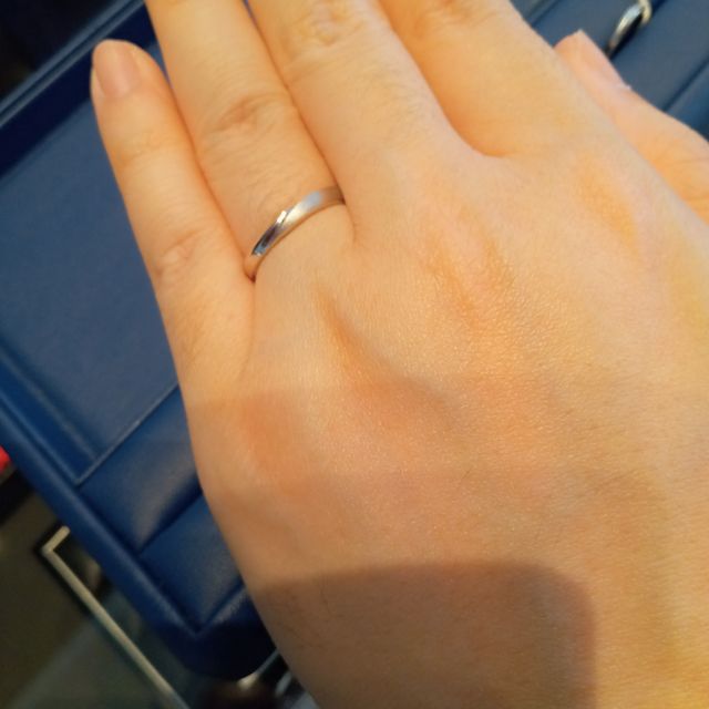 【銀座ダイヤモンドシライシの口コミ】 私とお揃いになるものを用意していただきました。
真っ直ぐなリングではな…