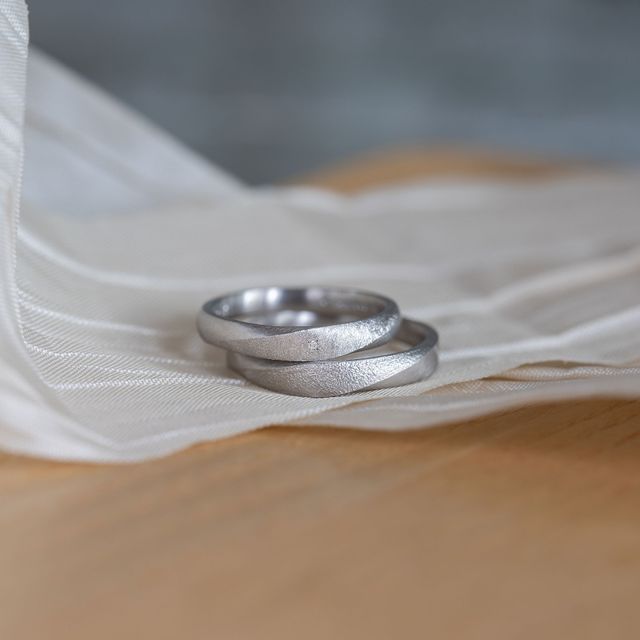 【Cayof(カヨフ)の口コミ】 マットな感じにねじりの部分だけ質感を変えたことで目立ちすぎず地味すぎ…