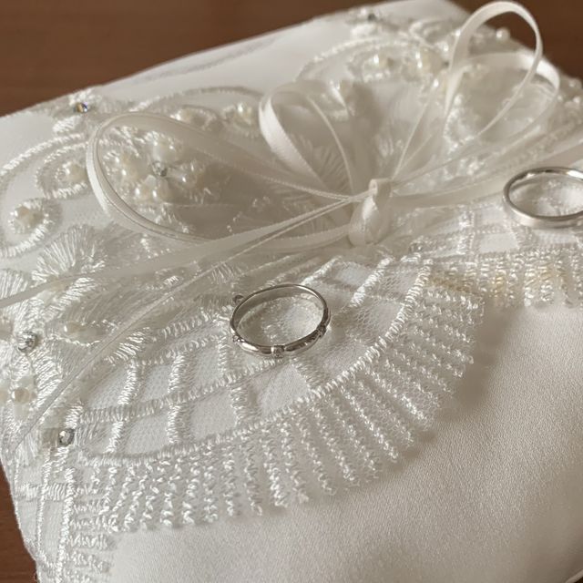 【クアラントットの口コミ】 リボンのようなデザインでとても可愛らしいリングです。
宝石がついていな…