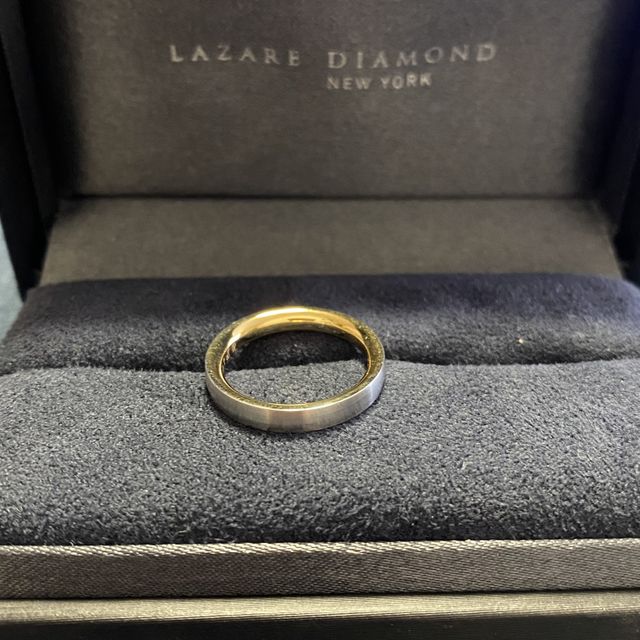 【ラザール ダイヤモンド(LAZARE DIAMOND)の口コミ】 内側がゴールド、外側がプラチナのコンビネーションリングです。
内側のゴ…
