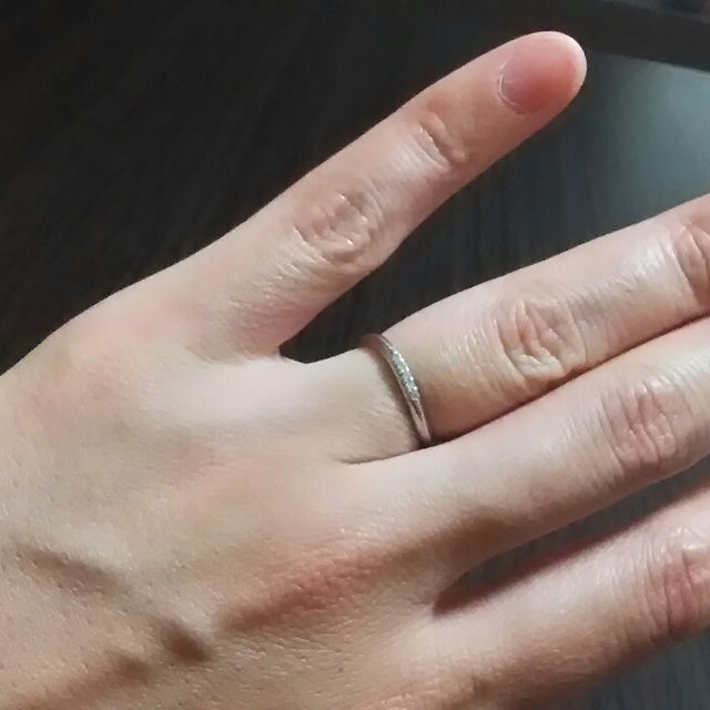 【ジュエリーツツミ(JEWELRY TSUTSUMI)の口コミ】 細身でエンゲージリングと重ね付がしやすいデザインなので気に入っていま…