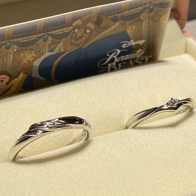 【ケイウノ ブライダル(K.UNO BRIDAL)の口コミ】 こちらの指輪は、美女と野獣をイメージしたデザインで女性側はベルが着て…