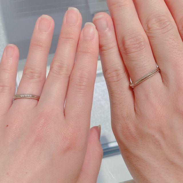 【4℃ BRIDAL(ヨンドシーブライダル)の口コミ】 上下のミル打ちが特徴で、指馴染みが良く見えました。中心のダイヤが細か…