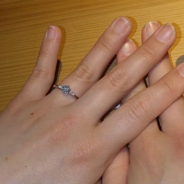 【TOMOE(トモエ)の口コミ】 中心の大きなダイヤの両側に、小さなダイヤが並んでいるデザインを探して…