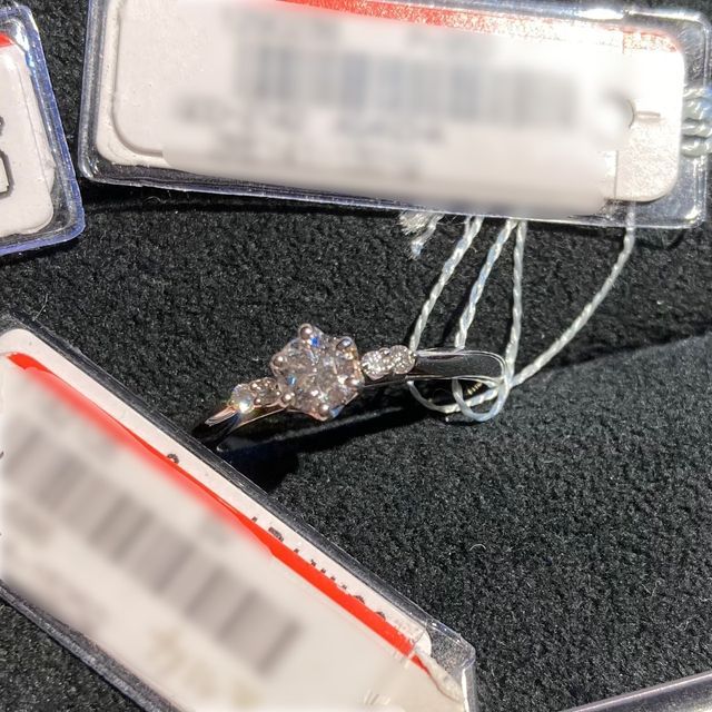 【TOMOE(トモエ)の口コミ】 中心の大きなダイヤの両側に、小さなダイヤが並んでいるデザインを探して…